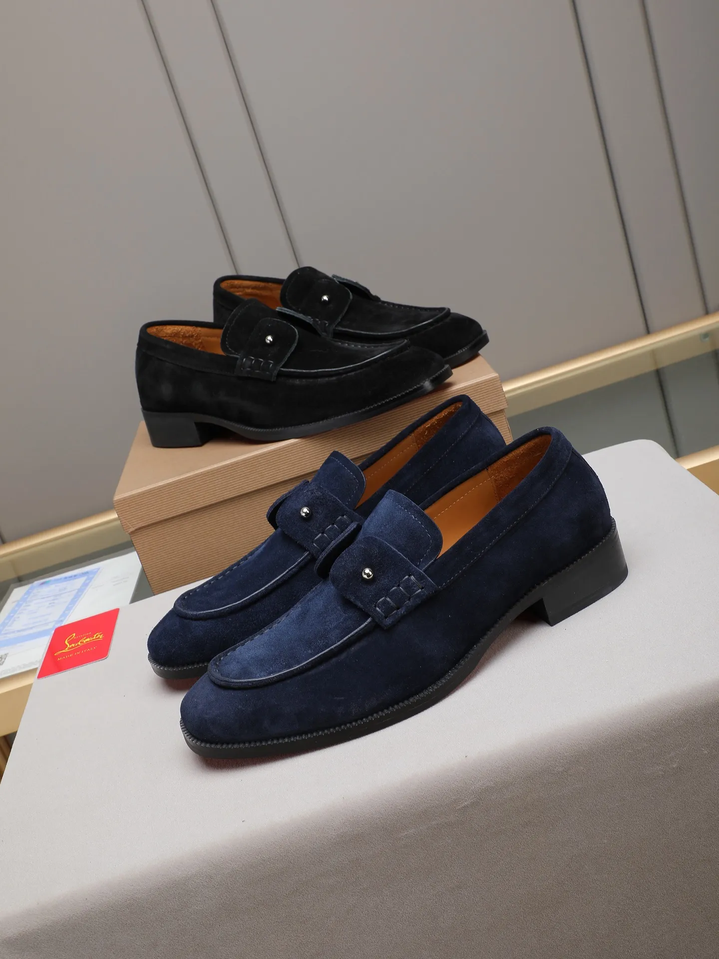 PP580 CL New formal dress shoes Christia* Loubouti* red-soled shoes GREGGO men's Oxford shoes Official price Made of imported high-mercerized suede, glossy small square tip design, iconic red outsole, extremely personalized shoe style, original color cowhide lining, original Italian leather outsole; fine workmanship, bringing you a luxurious experience. Clean silhouette and straightforward, GREGGO men's Oxford shoes It is an Oxford shoe type born for city roaming. Standard leather shoe size: 38～44# (45🉑️customized)